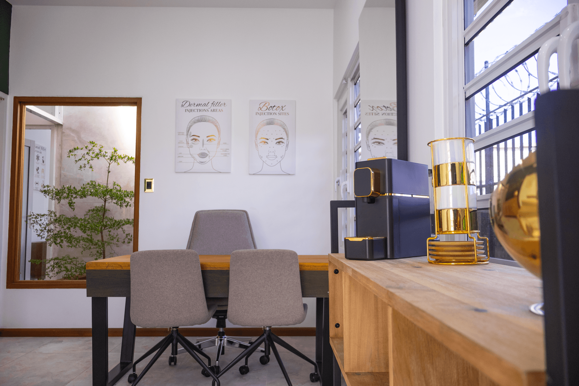 DRS. GITS Aesthetic Medicine treatment room corner